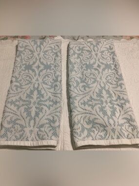 2 ⭐️ NEW ⭐️ Nicole Miller Large Bath Towels